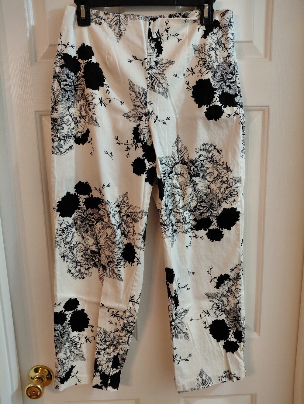 Cc HUGHES Women's White & Black Floral Capris